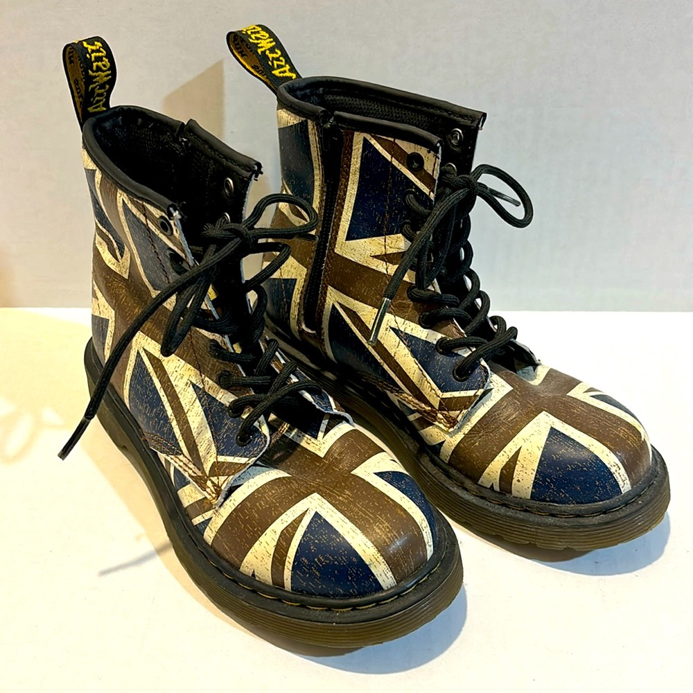 Doc Martens Union Jack Boots Delaney Unisex Kids Size 2